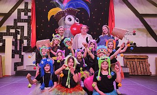 Die Showtanzgruppe der Kiddies mit ihren Trainerinnen übt für den Bühnen- Auftritt unter dem Motto Die große Rödinghauser Narrensammlung. - Alexandra Stratmeier Die Showtanzgruppe der Kiddies mit ihren Trainerinnen übt für den Bühnen- Auftritt unter dem Motto Die große Rödinghauser Narrensammlung. - Alexandra Stratmeier