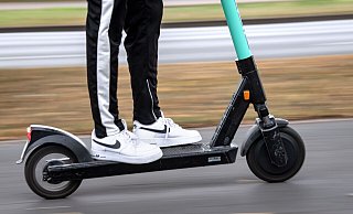 Mitten in der Nacht tuckerte der 18-Jährige mit seinem E-Scooter über die Stadtautobahn. - Symbolfoto: picture alliance / dpa Mitten in der Nacht tuckerte der 18-Jährige mit seinem E-Scooter über die Stadtautobahn. - Symbolfoto: picture alliance / dpa