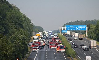 Einsatzkräfte von Polizei und Rettungsdienst mussten gleich mehrfach zur Autobahn 2 im Kreis Gütersloh ausrücken. - Thorsten Heß Einsatzkräfte von Polizei und Rettungsdienst mussten gleich mehrfach zur Autobahn 2 im Kreis Gütersloh ausrücken. - Thorsten Heß