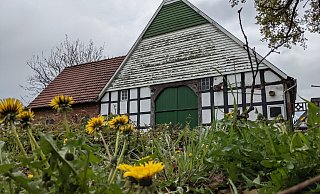 Das Gebäude von Hof Dunkelau mit seiner denkmalgeschützten Fassade, die erhalten bleiben wird. In dem Hofgebäude sollen laut Bauantrag zwei Wohnungen untergebracht werden. In Reihenhaus-Anlagen werden 20 weitere Wohnungen geschaffen. - David Knapp Das Gebäude von Hof Dunkelau mit seiner denkmalgeschützten Fassade, die erhalten bleiben wird. In dem Hofgebäude sollen laut Bauantrag zwei Wohnungen untergebracht werden. In Reihenhaus-Anlagen werden 20 weitere Wohnungen geschaffen. - David Knapp