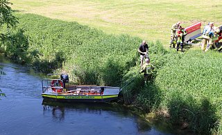 Mit vereinten Kräften wird das Boot des Löschzuges Delbrück bei einem großen Wasserrettungseinsatz auf der Lippe zu Wasser gelassen. Vom Wasser aus sowie mit Fußtrupps an Land wurde ein vermisster Kajakfahrer gesucht. - Feuerwehr Delbrück Mit vereinten Kräften wird das Boot des Löschzuges Delbrück bei einem großen Wasserrettungseinsatz auf der Lippe zu Wasser gelassen. Vom Wasser aus sowie mit Fußtrupps an Land wurde ein vermisster Kajakfahrer gesucht. - Feuerwehr Delbrück