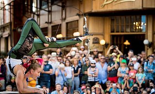 Schlangenfrau Sara Twister hat unglaubliche Verrenkungen im Repertoire. So voll wie hier auf dem Foto wird es pandemiebedingt auf dem Franz-Stock-Platz nicht werden. - (c) 2019 Dominique Schreckling Schlangenfrau Sara Twister hat unglaubliche Verrenkungen im Repertoire. So voll wie hier auf dem Foto wird es pandemiebedingt auf dem Franz-Stock-Platz nicht werden. - (c) 2019 Dominique Schreckling