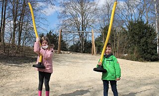 Spielplatz an der Bismarckstraße: Lara Sophie und Benedikt (beide 6) freuen sich hier schon seit geraumer Zeit über neuen Sand und über eine neue Seilbahn. - Meiko Haselhorst Spielplatz an der Bismarckstraße: Lara Sophie und Benedikt (beide 6) freuen sich hier schon seit geraumer Zeit über neuen Sand und über eine neue Seilbahn. - Meiko Haselhorst
