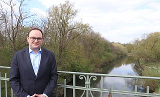 Tim Ostermann zieht für den Rest der Legislaturperiode wieder in den Bundestag ein. Das Foto ist auf der Kronprinzenbrücke, die in Löhne über die Werre führt, entstanden. - Dirk Windmöller Tim Ostermann zieht für den Rest der Legislaturperiode wieder in den Bundestag ein. Das Foto ist auf der Kronprinzenbrücke, die in Löhne über die Werre führt, entstanden. - Dirk Windmöller