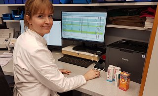 Katja Kesselmeier überprüft die Lieferbarkeit von Medikamenten für Kinder. Dies ist für die Apothekerinnen und Apotheker im Kreis Paderborn zur täglichen Routine geworden. - Birger Berbüsse Katja Kesselmeier überprüft die Lieferbarkeit von Medikamenten für Kinder. Dies ist für die Apothekerinnen und Apotheker im Kreis Paderborn zur täglichen Routine geworden. - Birger Berbüsse