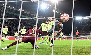 Ein Bünder Junge im Rampenlicht: Etienne Amenyido trifft für den FC St. Pauli zum 1:0, Dortmunds Torhüter Gregor Kobel ist geschlagen. - imago images/Matthias Koch Ein Bünder Junge im Rampenlicht: Etienne Amenyido trifft für den FC St. Pauli zum 1:0, Dortmunds Torhüter Gregor Kobel ist geschlagen. - imago images/Matthias Koch