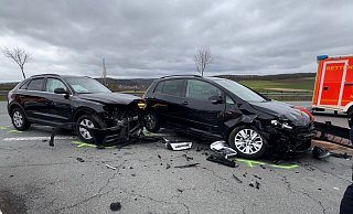 Fünf Personen wurden bei dem Unfall auf der B7 bei Warburg verletzt. - Feuerwehr Warburg Fünf Personen wurden bei dem Unfall auf der B7 bei Warburg verletzt. - Feuerwehr Warburg