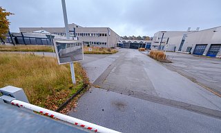 Auf den kleinen Rasenflächen schießt das Gras in die Höhe, die Gebäude des Ex-Druckhauses sehen verwahrlost aus. Eigentümerin ist eine Investmentfirma der Familie Goldbeck. - Andreas Zobe Auf den kleinen Rasenflächen schießt das Gras in die Höhe, die Gebäude des Ex-Druckhauses sehen verwahrlost aus. Eigentümerin ist eine Investmentfirma der Familie Goldbeck. - Andreas Zobe