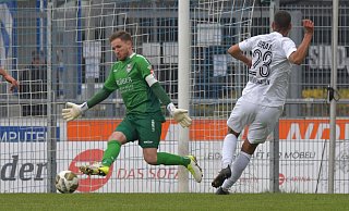 Rückstand: Yassin Ibrahim überwindet den Wiedenbrücker Torhüter Marcel Hölscher in der 40. Minute zur 1:0-Führung für den SV Rödinghausen. - Jens Dünhölter Rückstand: Yassin Ibrahim überwindet den Wiedenbrücker Torhüter Marcel Hölscher in der 40. Minute zur 1:0-Führung für den SV Rödinghausen. - Jens Dünhölter