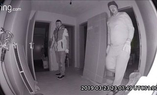 Zwei Einbrecher in einem haus in Enger im jahr 2019. Die Ermittler unterscheiden zwischen zwei Tätergruppen. - Jobst Lüdeking Zwei Einbrecher in einem haus in Enger im jahr 2019. Die Ermittler unterscheiden zwischen zwei Tätergruppen. - Jobst Lüdeking