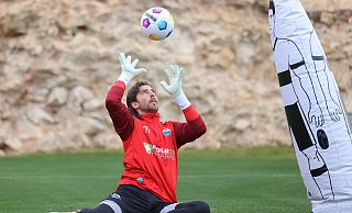 SCP-Torhüter Jannik Huth, hier im Trainingslager in Spanien, hat sich einen Rückenwirbel angebrochen. - Oliver Krato SCP-Torhüter Jannik Huth, hier im Trainingslager in Spanien, hat sich einen Rückenwirbel angebrochen. - Oliver Krato