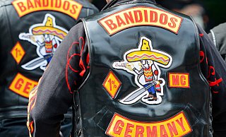 Der geflohene Häftling soll ein ehemaliger Chef der kriminellen Rockergruppe Bandidos sein (Symbolfoto). - Marius Becker Der geflohene Häftling soll ein ehemaliger Chef der kriminellen Rockergruppe Bandidos sein (Symbolfoto). - Marius Becker