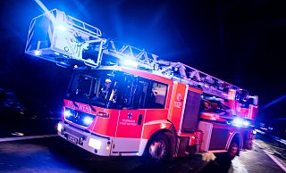 Als die Feuerwehr eintrifft steht der Skoda im Gütersloher Ortsteil Blankenhagen bereits in Vollbrand. - Symbolfoto/dpa Als die Feuerwehr eintrifft steht der Skoda im Gütersloher Ortsteil Blankenhagen bereits in Vollbrand. - Symbolfoto/dpa