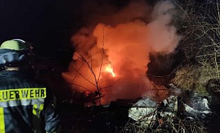 Der Wohnwagen steht am frühen Samstagmorgen in Flammen. - Feuerwehr Höxter Der Wohnwagen steht am frühen Samstagmorgen in Flammen. - Feuerwehr Höxter