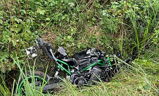 Ein 47-jähriger Motorradfahrer ist aus bislang ungeklärter Ursache von der Fahrbahn abgekommen, gegen einen Baum gefahren und gegen ein Auto geprallt. - Paul Brinkmann Ein 47-jähriger Motorradfahrer ist aus bislang ungeklärter Ursache von der Fahrbahn abgekommen, gegen einen Baum gefahren und gegen ein Auto geprallt. - Paul Brinkmann