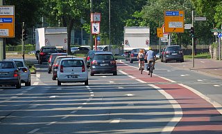 Der Radfahrfahrstreifen (hier auf einem Archivbild), der über den Adenauerplatz führt, soll beseitigt werden. - Kurt Ehmke Der Radfahrfahrstreifen (hier auf einem Archivbild), der über den Adenauerplatz führt, soll beseitigt werden. - Kurt Ehmke