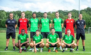 Gute Laune beim Auftakt: Die Trainer Carsten Rump (l.) und Massimilian Porcello (r.) mit den Neuzugängen. - Joel Beinke Gute Laune beim Auftakt: Die Trainer Carsten Rump (l.) und Massimilian Porcello (r.) mit den Neuzugängen. - Joel Beinke