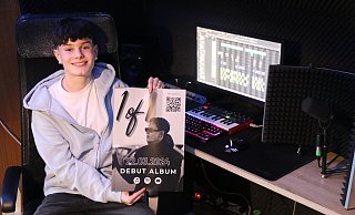 Der 16-jährige Ben Burrows veröffentlicht sein Debütalbum "1 of 1". Seine Musik entsteht im heimischen Studio. - Anthea Moschner Der 16-jährige Ben Burrows veröffentlicht sein Debütalbum "1 of 1". Seine Musik entsteht im heimischen Studio. - Anthea Moschner