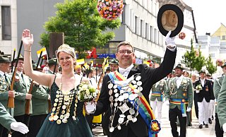 Die Schützen jubeln, die Regenten auch: Judith und Lars Jubitz beim Umzug durch Höxter. - Thomas Kube Die Schützen jubeln, die Regenten auch: Judith und Lars Jubitz beim Umzug durch Höxter. - Thomas Kube