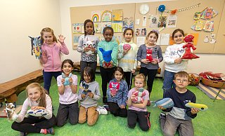 Im Rahmen des Projektes haben 13 Schüler ein eigene "Wunderwesen" gebastelt und ein Bilderbuch erarbeitet. - Oliver Krato Im Rahmen des Projektes haben 13 Schüler ein eigene "Wunderwesen" gebastelt und ein Bilderbuch erarbeitet. - Oliver Krato