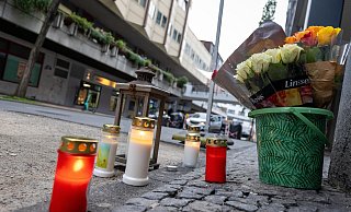 Nachdem der Tod des Gewaltopfers bekannt geworden ist, sind am Tatort in der Paderborner Marienstraße Blumen und Kerzen niedergelegt worden. - Niklas Tüns Nachdem der Tod des Gewaltopfers bekannt geworden ist, sind am Tatort in der Paderborner Marienstraße Blumen und Kerzen niedergelegt worden. - Niklas Tüns