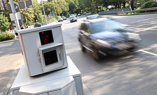 Die mobile Blitzer-Station Dana an ihrem ersten Standort während des Testlaufs vor anderthalb Jahren am Paderwall. - Holger Kosbab Die mobile Blitzer-Station Dana an ihrem ersten Standort während des Testlaufs vor anderthalb Jahren am Paderwall. - Holger Kosbab