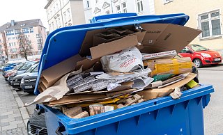 Damit die Mülltonnen nach den Feiertagen nicht übervoll werden, setzt die Stadt Gütersloh Papiermobile ein. - picture alliance/dpa Damit die Mülltonnen nach den Feiertagen nicht übervoll werden, setzt die Stadt Gütersloh Papiermobile ein. - picture alliance/dpa