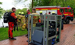 Taucher machen sich für den Einsatz im Padersee bereit. Mit mehreren Booten und Drohnen wird das Gewässer in Paderborn abgesucht. - Ralph Meyer Taucher machen sich für den Einsatz im Padersee bereit. Mit mehreren Booten und Drohnen wird das Gewässer in Paderborn abgesucht. - Ralph Meyer