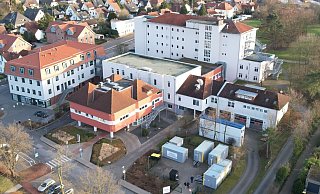 Im Mindener Kreistag gab es am Donnerstag keine Fraktion, die sich für den Erhalt des Krankenhauses Rahden ausgesprochen hat. Im Gegenteil, die Schließung der Klinik soll den Mühlenkreiskliniken helfen, ihren Anteil am Neubauprojekt zu finanzieren. - Torsten Hagemann Im Mindener Kreistag gab es am Donnerstag keine Fraktion, die sich für den Erhalt des Krankenhauses Rahden ausgesprochen hat. Im Gegenteil, die Schließung der Klinik soll den Mühlenkreiskliniken helfen, ihren Anteil am Neubauprojekt zu finanzieren. - Torsten Hagemann