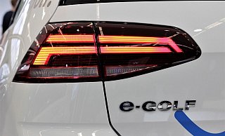 Der weiße Elektro-Golf-Kombi ist als Fahrschulwagen erkennbar. - Symbolfoto: pixabay / Creative Commons Der weiße Elektro-Golf-Kombi ist als Fahrschulwagen erkennbar. - Symbolfoto: pixabay / Creative Commons