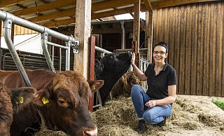 Bei der Online-Fleischmanufaktur „Fred & Fred" ist Landwirtin Melanie Meßler für den Fleischeinkauf zuständig. Sie selbst züchtet Rinder. - Irina Jansen Bei der Online-Fleischmanufaktur „Fred & Fred" ist Landwirtin Melanie Meßler für den Fleischeinkauf zuständig. Sie selbst züchtet Rinder. - Irina Jansen