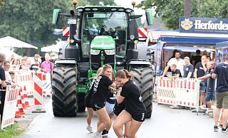 Hunderte Zuschauer feuerten im vergangenen Jahr die Mannschaften beim Traktor-Pulling an. - Claus Frickemeier Hunderte Zuschauer feuerten im vergangenen Jahr die Mannschaften beim Traktor-Pulling an. - Claus Frickemeier
