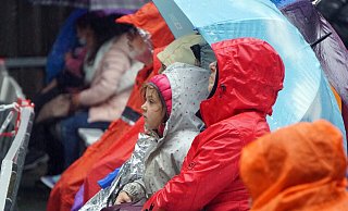 Regenfest einpackt wie im Herbst – und das im August – lassen sich diese jungen Zuschauer den Spaß auf der Freilichtbühne Kahle Wart vom schlechten Wetter nicht vermiesen. - Michael Grundmeier Regenfest einpackt wie im Herbst – und das im August – lassen sich diese jungen Zuschauer den Spaß auf der Freilichtbühne Kahle Wart vom schlechten Wetter nicht vermiesen. - Michael Grundmeier