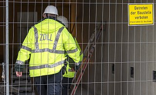 Einsatzkräfte des Zolls betreten eine Baustelle. - picture alliance/dpa Einsatzkräfte des Zolls betreten eine Baustelle. - picture alliance/dpa
