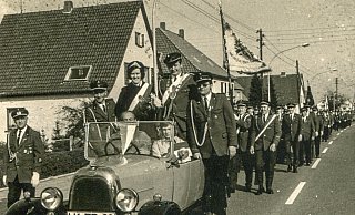 Ende der 1960er Jahre stellte das Automuseum Nettelstedt gern ein Fahrzeug für die Ausfahrt zur Verfügung, hier ein Fiat 501 von 1923. - Schützenverein Concordia Husen-Nettelstedt Ende der 1960er Jahre stellte das Automuseum Nettelstedt gern ein Fahrzeug für die Ausfahrt zur Verfügung, hier ein Fiat 501 von 1923. - Schützenverein Concordia Husen-Nettelstedt