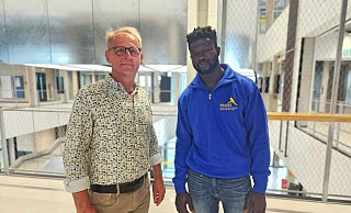 Dachedeckermeister Stefan Raabe aus Lemgo mit seinem Mitarbeiter Awine Ayaba aus Ghana. Der 30-Jährige ist seit knapp neun Jahren ein fester Bestandteil des Teams. - Janet König Dachedeckermeister Stefan Raabe aus Lemgo mit seinem Mitarbeiter Awine Ayaba aus Ghana. Der 30-Jährige ist seit knapp neun Jahren ein fester Bestandteil des Teams. - Janet König