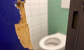 Aus dieser Toilette-Kabine in der Janusz-Korczak-Schule am Gütersloher Sportzentrum Süd konnte sich der Bielefelder Trainer nicht eigenständig befreien. - Christian Bröder Aus dieser Toilette-Kabine in der Janusz-Korczak-Schule am Gütersloher Sportzentrum Süd konnte sich der Bielefelder Trainer nicht eigenständig befreien. - Christian Bröder