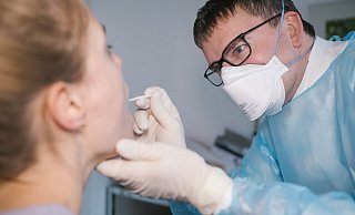 Ein Mediziner nimmt bei einer Patientin einen Abstrich für einen Corona-Schnelltest. - Picture Alliance Ein Mediziner nimmt bei einer Patientin einen Abstrich für einen Corona-Schnelltest. - Picture Alliance