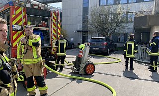 Mit einem Großaufgebot musste die Feuerwehr am Montag zum HDZ ausrücken. An den Brandort gelangten die Einsatzkräfte von der nördlichen Seite des Hauptgebäudes über ein Treppenhaus. Später entdeckten Feuerwehrmänner noch einen zweiten Brandort im Erdgeschos. - Nicole Bliesener Mit einem Großaufgebot musste die Feuerwehr am Montag zum HDZ ausrücken. An den Brandort gelangten die Einsatzkräfte von der nördlichen Seite des Hauptgebäudes über ein Treppenhaus. Später entdeckten Feuerwehrmänner noch einen zweiten Brandort im Erdgeschos. - Nicole Bliesener