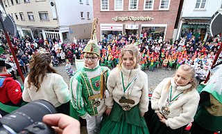 Das Kinderprinzenpaar Prinz Jannes, der trommelnde Entdecker, und Prinzessin Noelia, die Perle der Fröhlichkeit, auf der Steinheimer Rathaustreppe. - David Schellenberg Das Kinderprinzenpaar Prinz Jannes, der trommelnde Entdecker, und Prinzessin Noelia, die Perle der Fröhlichkeit, auf der Steinheimer Rathaustreppe. - David Schellenberg