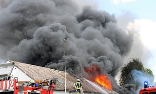 Dunkler Rauch stand über dem Nebengebäude. Flammen schlugen aus dem Dach. - Polizei Minden-Lübbecke Dunkler Rauch stand über dem Nebengebäude. Flammen schlugen aus dem Dach. - Polizei Minden-Lübbecke