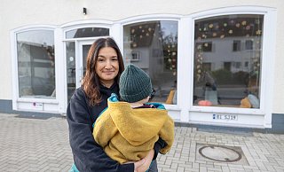 Würden gern hier bleiben, aber der Mietvertrag wird nicht verlängert: Patricia Cuna Rodriguez vor den Räumen ihrer Tagespflege an der Schloßhofstraße. - Oliver Krato Würden gern hier bleiben, aber der Mietvertrag wird nicht verlängert: Patricia Cuna Rodriguez vor den Räumen ihrer Tagespflege an der Schloßhofstraße. - Oliver Krato