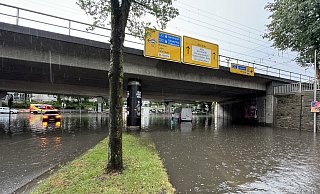 Unter der OWL-Brücke und an den Ab- und Auffahrten staute sich das Wasser. - Paul Brinkmann Unter der OWL-Brücke und an den Ab- und Auffahrten staute sich das Wasser. - Paul Brinkmann