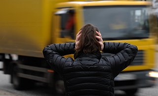 Wer an einer stark befahrenen Straße wohnt, für den kann der Lärm zur Tortur werden. - Symbolfoto: Axel Heimken/dpa Wer an einer stark befahrenen Straße wohnt, für den kann der Lärm zur Tortur werden. - Symbolfoto: Axel Heimken/dpa