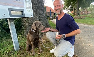 Dirk Rüschoff testet mit Labrador Fiete den Snack-Automat im Kreis Gütersloh. - Markus Voss Dirk Rüschoff testet mit Labrador Fiete den Snack-Automat im Kreis Gütersloh. - Markus Voss