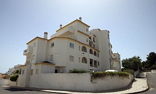 Ausdiesem Haus in Praia da Luz bei Lagos verschwand Madeleine McCann (Maddie) am 3. Mai 2007. - Steve Parsons Ausdiesem Haus in Praia da Luz bei Lagos verschwand Madeleine McCann (Maddie) am 3. Mai 2007. - Steve Parsons