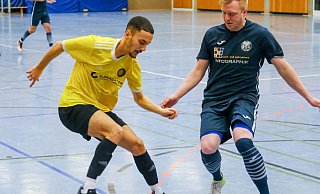 Im Top-Duell des Abends attackiert in dieser Szene Brakes Michael Zech (r.) den Wellensieker Yasin Allouch. - Andreas Zobe Im Top-Duell des Abends attackiert in dieser Szene Brakes Michael Zech (r.) den Wellensieker Yasin Allouch. - Andreas Zobe