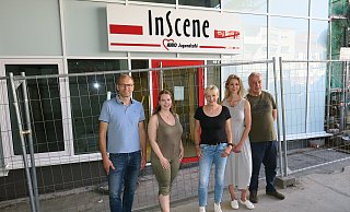 Das Schild hängt schon, doch noch steht der Bauzaun: Bauleiter Detlef Mersch (GMP, v. l.) und das Inscene-Team mit Mandy Neugebauer, Petra Kesting, Christina Klisch und Udo Timmermeister freuen sich, dass die Arbeiten an den neuen Räumlichkeiten für das AWO-Jugendcafé gut vorangehen. - AWO / Julika Kleibohm Das Schild hängt schon, doch noch steht der Bauzaun: Bauleiter Detlef Mersch (GMP, v. l.) und das Inscene-Team mit Mandy Neugebauer, Petra Kesting, Christina Klisch und Udo Timmermeister freuen sich, dass die Arbeiten an den neuen Räumlichkeiten für das AWO-Jugendcafé gut vorangehen. - AWO / Julika Kleibohm
