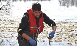 Die Feuerwehr Höxter hat am Sonntag Diebesgut aus dem Wasser geholt. - Thomas Kube Die Feuerwehr Höxter hat am Sonntag Diebesgut aus dem Wasser geholt. - Thomas Kube