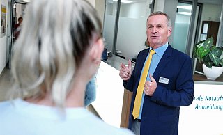 Krankenhausgeschäftsführer Georg Rüter erklärt Besuchern und Patienten im Franziskus Hospital persönlich, warum viele Kliniken derzeit in eine Finanzkrise geraten. - Barbara Franke Krankenhausgeschäftsführer Georg Rüter erklärt Besuchern und Patienten im Franziskus Hospital persönlich, warum viele Kliniken derzeit in eine Finanzkrise geraten. - Barbara Franke